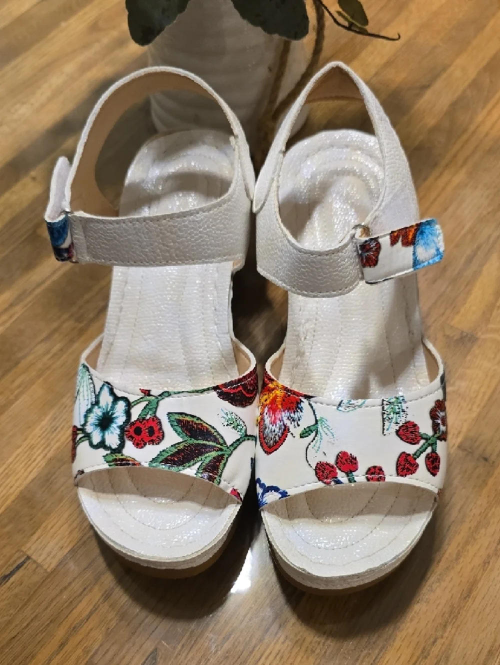 Source Unknown White Sandals with Multicolor Floral Print